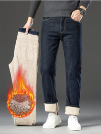 Mann in dunkelblauer Jeans mit beigem Futter, hält gefütterte Hose, Wintermode, Herrenbekleidung.