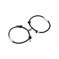 Schwarzes Armband-Set mit silbernen Verschlüssen, verstellbar, Unisex, modisches Accessoire.