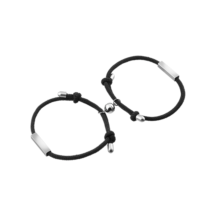 Schwarzes Armband-Set mit silbernen Verschlüssen, verstellbar, Unisex, modisches Accessoire.