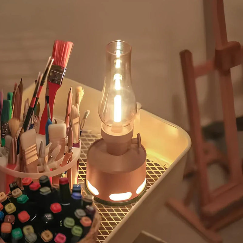 Retro LED-Lampe auf Tisch mit Malutensilien, Pinsel und Stiften, warmes Licht, Vintage-Dekor.
