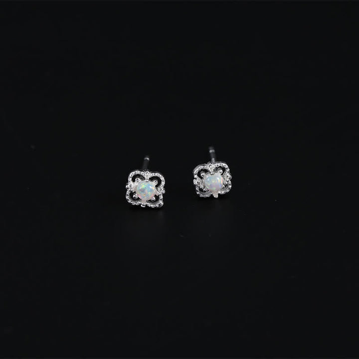 Silberne Opal-Ohrringe, quadratisches Design, eleganter Schmuck, Damenaccessoire.