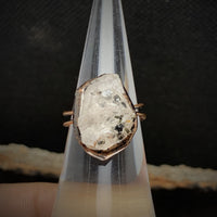 Rohstein-Ring mit Kupferfassung, klarer Kristall, handgefertigter Schmuck, Unikat, Boho-Stil.