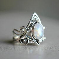 Silberring mit Mondstein, handgefertigt, filigranes Design, Schmuck für Damen, Boho-Stil.