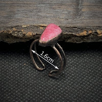 Antiker Silberring mit rosa Stein, handgefertigt, 1,6 cm, rustikales Design, Schmuckaccessoire.