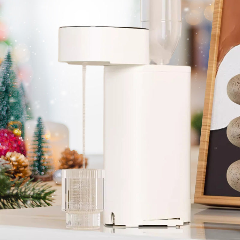 Weißer automatischer Getränkespender auf Küchentheke, Weihnachtsdekoration im Hintergrund.