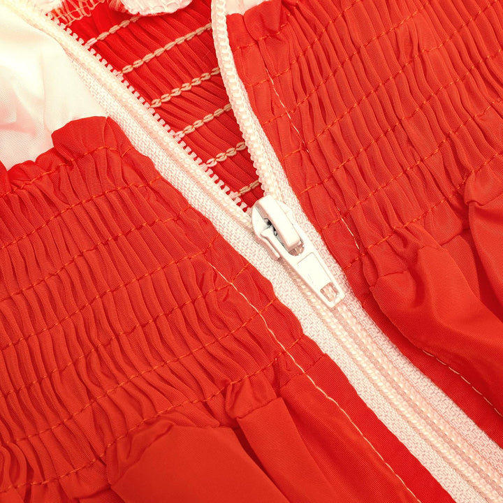 Roter Rucksack mit Reißverschluss, gerüschtem Design, strapazierfähigem Material, Nahaufnahme.