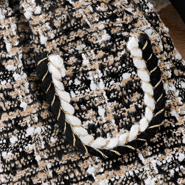 Schwarz-weiße Tweed-Tasche mit geflochtenem Griff, elegantes Design, Damenmode-Accessoire.