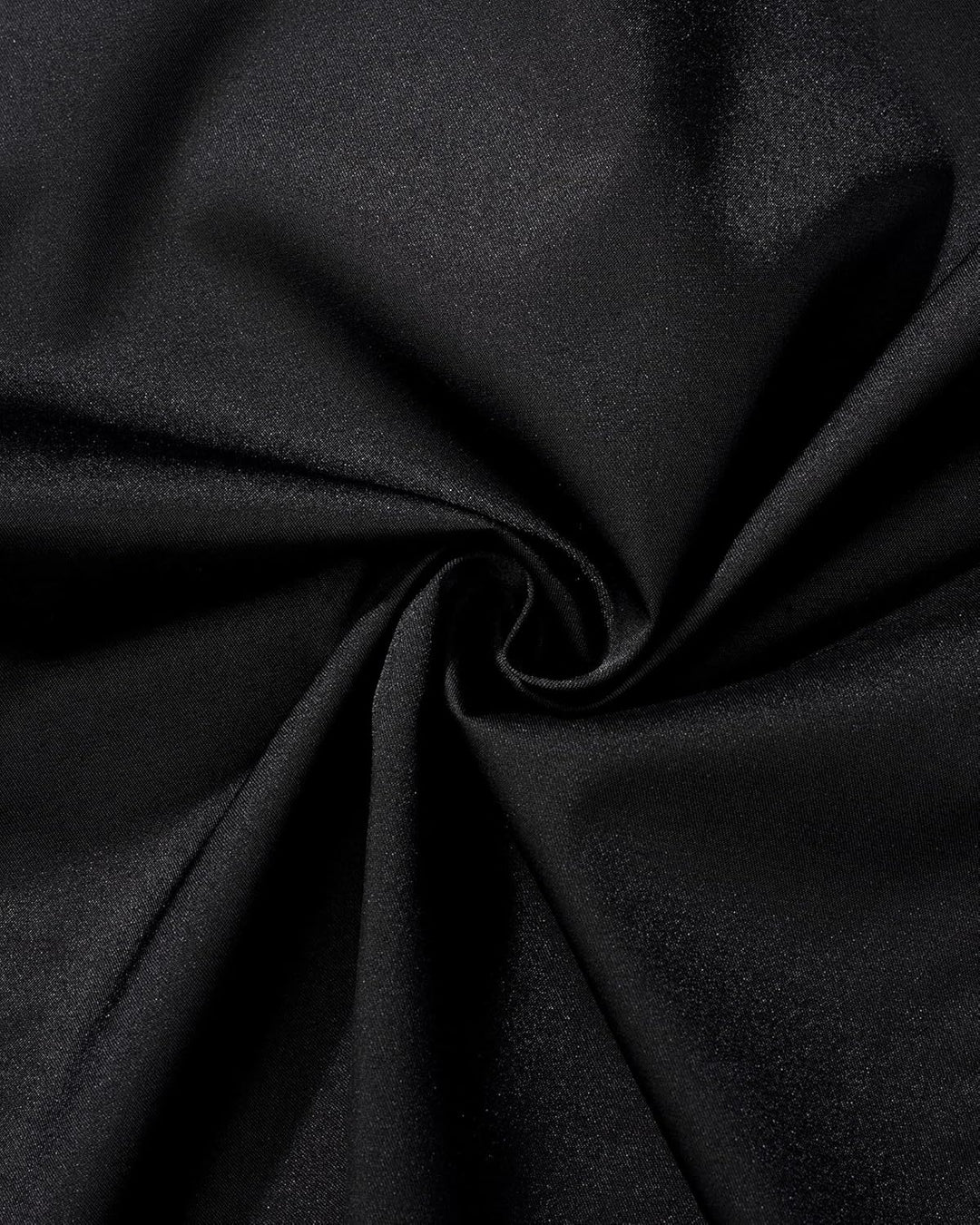 Schwarzer Satin-Stoff, glänzend, luxuriös, für elegante Abendmode und Dekorationen.