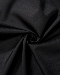 Schwarzer Satin-Stoff, glänzend, luxuriös, für elegante Abendmode und Dekorationen.