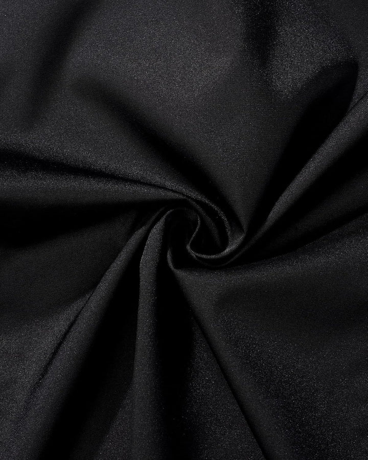 Schwarzer Satin-Stoff, glänzend, luxuriös, für elegante Abendmode und Dekorationen.