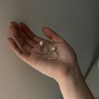 Silberne Ohrringe mit Perlen, handgehalten, eleganter Schmuck, minimalistisch, Damenaccessoire.