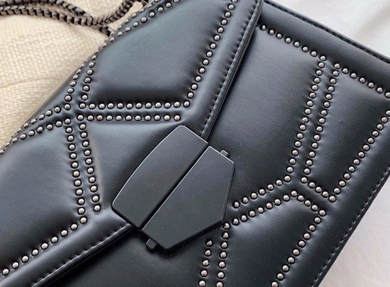 Schwarze Lederhandtasche mit Nieten, elegantes Design, Damenmode, Accessoire, Abendtasche.