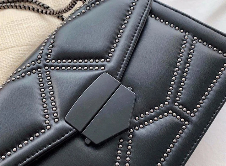 Schwarze Lederhandtasche mit Nieten, elegantes Design, Damenmode, Accessoire, Abendtasche.