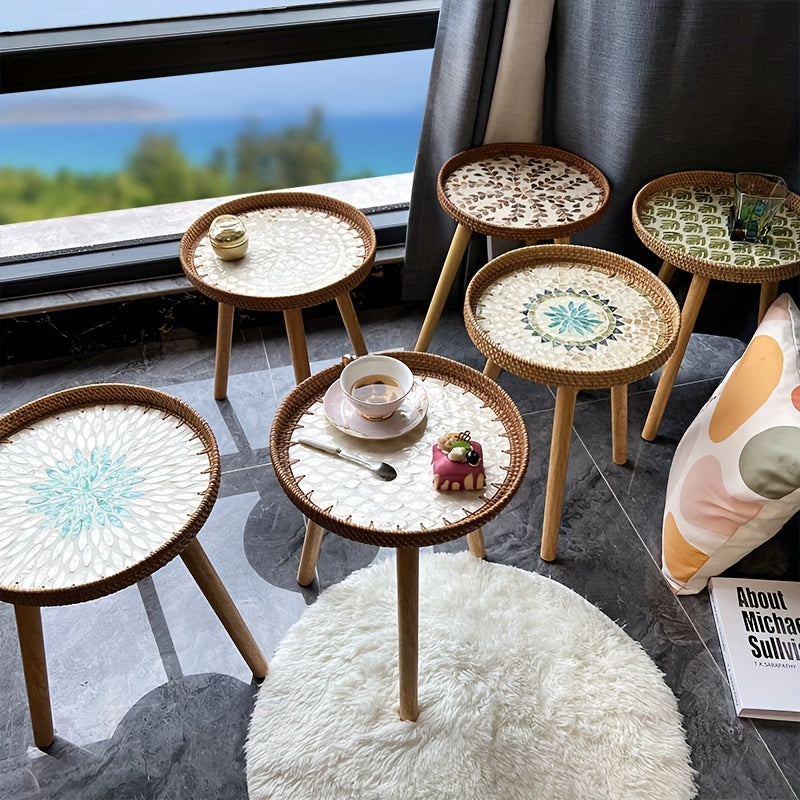 Runde Beistelltische aus Holz mit Mosaik-Design, ideal für Wohnzimmer, modernes Interieur.