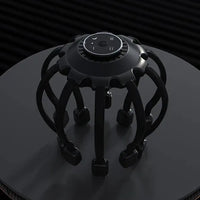 Schwarzer Massagegerät mit acht Beinen auf dunklem Hintergrund, modernes Design, Entspannung.