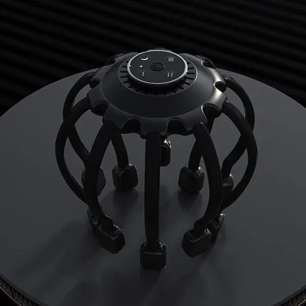 Schwarzer Massagegerät mit acht Beinen auf dunklem Hintergrund, modernes Design, Entspannung.