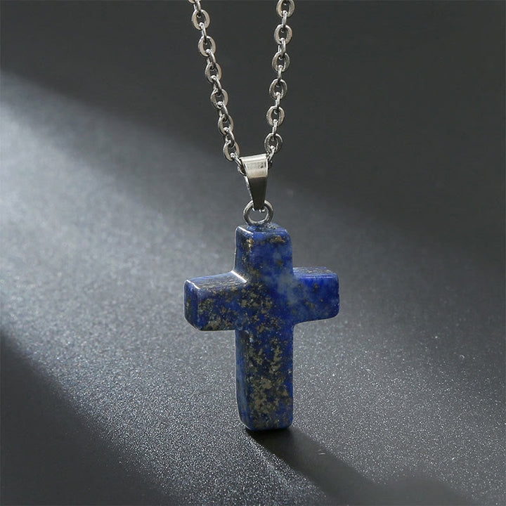Blauer Lapislazuli-Kreuzanhänger an silberner Kette, Schmuck, religiöses Accessoire.