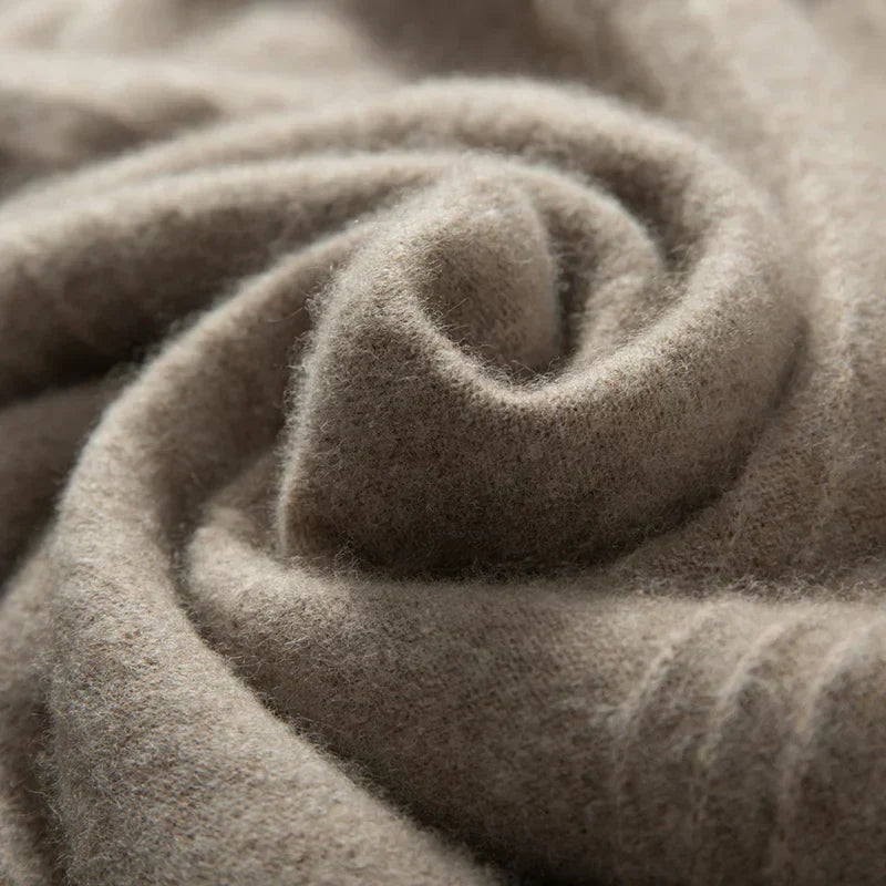 Beigefarbener Wollstoff, Nahaufnahme, weiche Textur, hochwertiges Material für Kleidung.