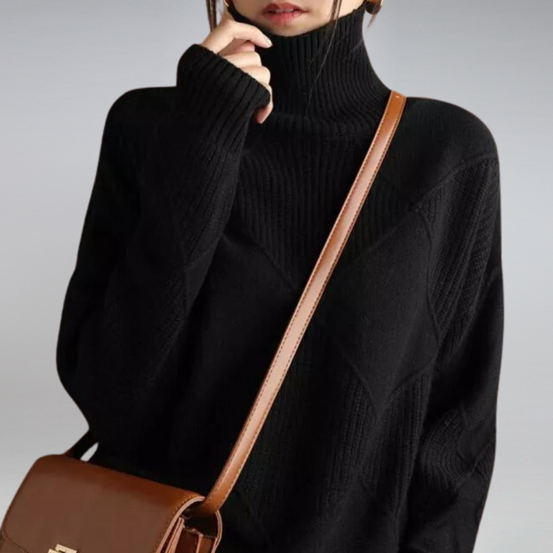 Frau in schwarzem Rollkragenpullover mit brauner Ledertasche, modisch, elegant.