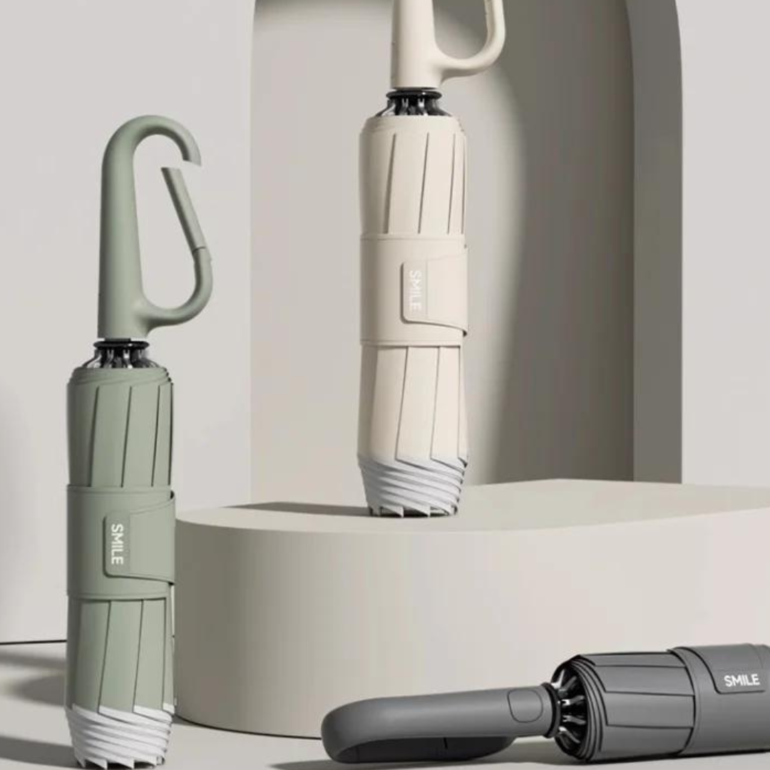 Drei kompakte Regenschirme, faltbar, in Beige und Grau, mit Haken, modernes Design.