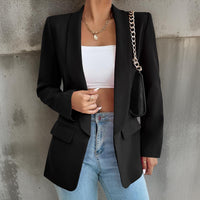 Schwarzer Blazer Damen, elegant, mit Kettentasche, modisch, lässig, für Büro oder Freizeit.
