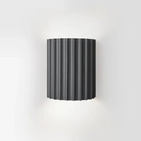 Moderne schwarze Wandleuchte, geripptes Design, Innenbeleuchtung, minimalistisch, elegant.