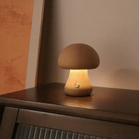 Pilzförmige Holzlampe auf Tisch, warmes Licht, Nachtlicht, dekorative Beleuchtung, modern.