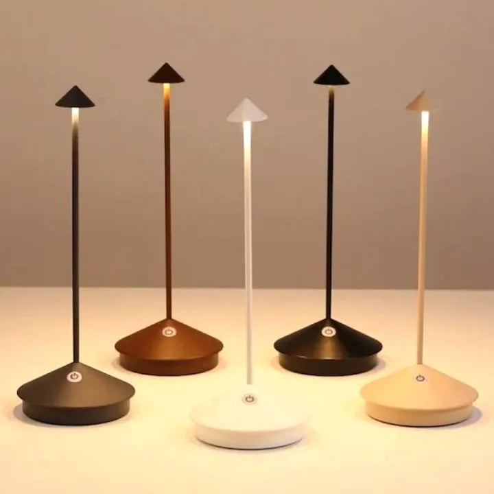 Moderne LED-Tischlampen in Schwarz, Weiß, Braun, Holzoptik, minimalistisch, energiesparend.