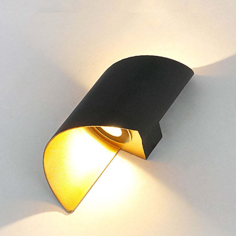 Moderne schwarze LED-Wandleuchte, gebogenes Design, warmweißes Licht, Innenbeleuchtung.