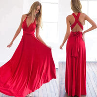 Frau in rotem, langem Abendkleid mit Rückenausschnitt, elegantes Design, fließender Stoff.
