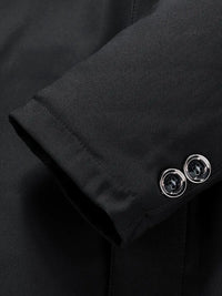 Schwarzer Anzugärmel mit silbernen Knöpfen, elegantes Herrenmode-Detail, hochwertige Verarbeitung.