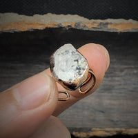 Rohdiamant-Ring, handgefertigt, Kupferfassung, rustikaler Stil, Nahaufnahme, Unisex-Schmuck.