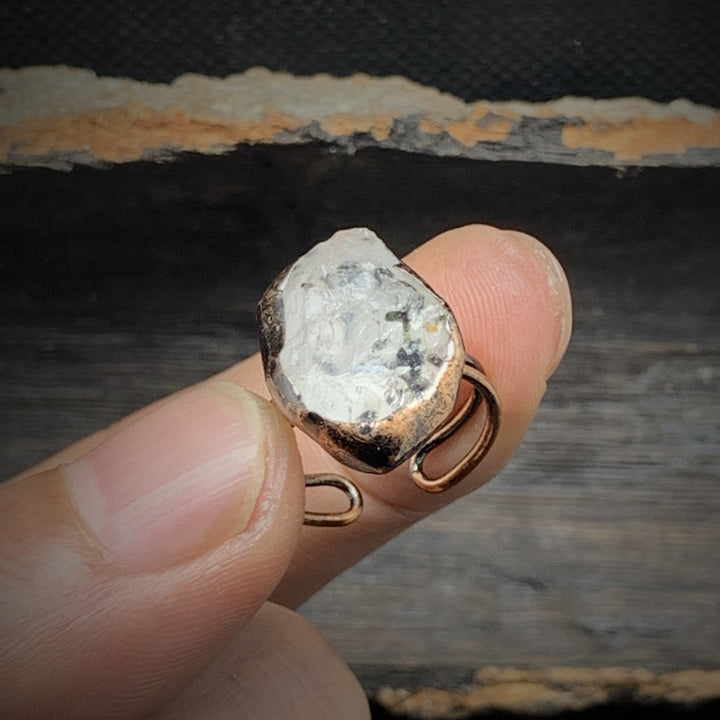 Rohdiamant-Ring, handgefertigt, Kupferfassung, rustikaler Stil, Nahaufnahme, Unisex-Schmuck.