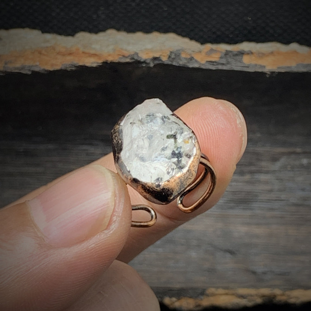 Rohdiamant-Ring, handgefertigt, Kupferfassung, einzigartiges Design, Schmuck, Nahaufnahme.