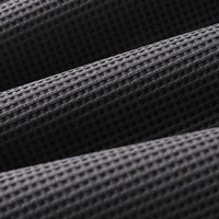 Schwarzer, texturierter Stoff mit Waffelmuster, Nahaufnahme, hochwertige Materialstruktur.