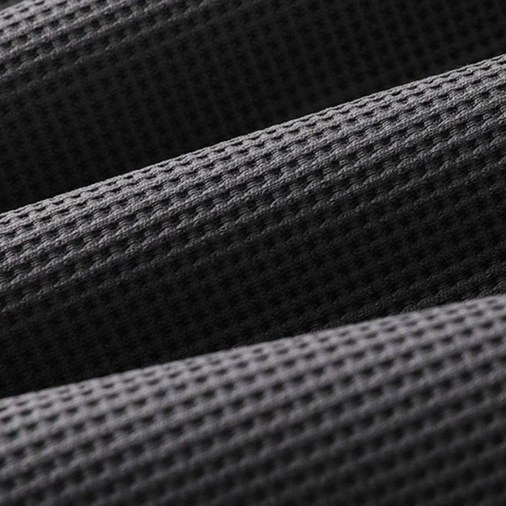 Schwarzer, texturierter Stoff mit Waffelmuster, Nahaufnahme, hochwertige Materialstruktur.