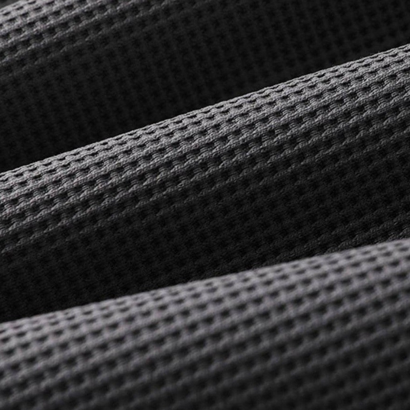 Schwarzer, texturierter Stoff mit Waffelmuster, Nahaufnahme, hochwertige Materialstruktur.