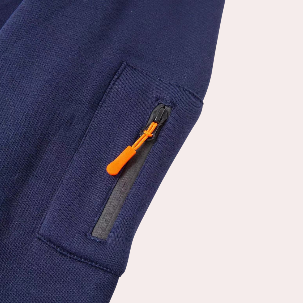 Dunkelblauer Ärmel mit Reißverschlusstasche und orangefarbenem Zipper, Baumwollstoff.