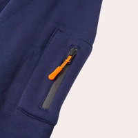 Dunkelblauer Ärmel mit Reißverschlusstasche und orangefarbenem Zipper, Baumwollstoff.