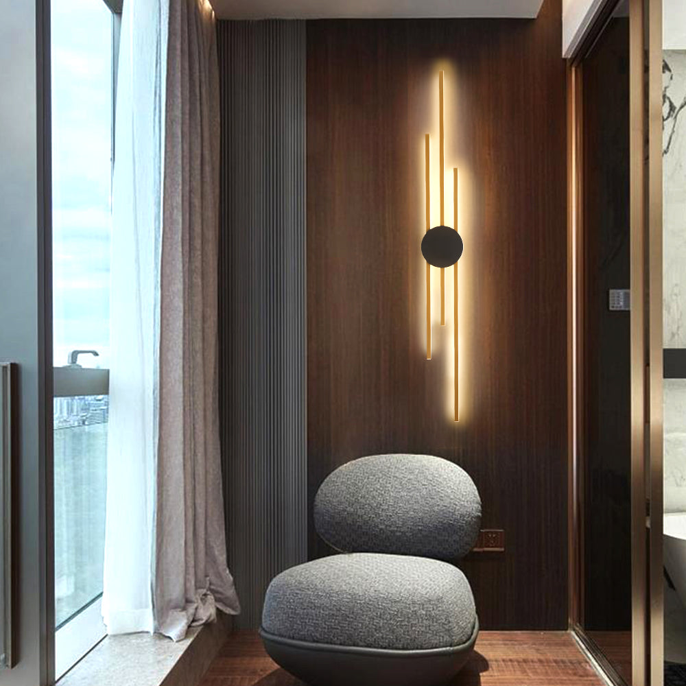 Moderne LED-Wandleuchte aus Metall, vertikales Design, warmweißes Licht, Wohnzimmerbeleuchtung.