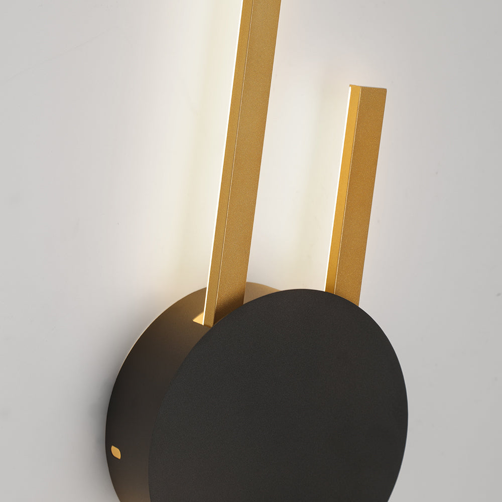 Moderne LED-Wandleuchte, schwarz-gold, minimalistisches Design, Innenbeleuchtung.