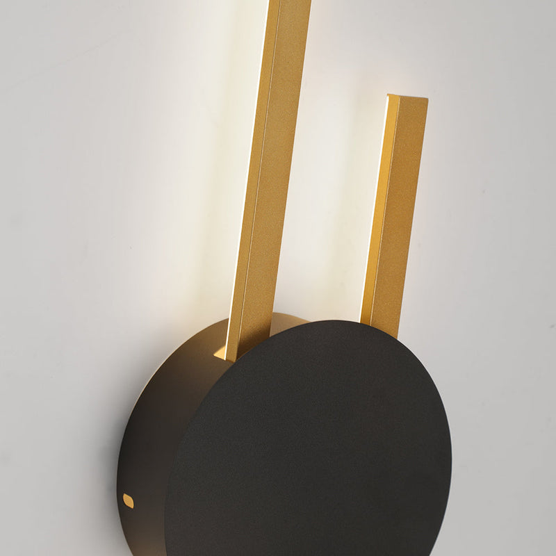 Moderne LED-Wandleuchte, schwarz-gold, minimalistisches Design, Innenbeleuchtung.