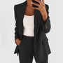 Frau im schwarzen Blazer und Hose, weißes Top, Business-Outfit, Mode, Selfie.