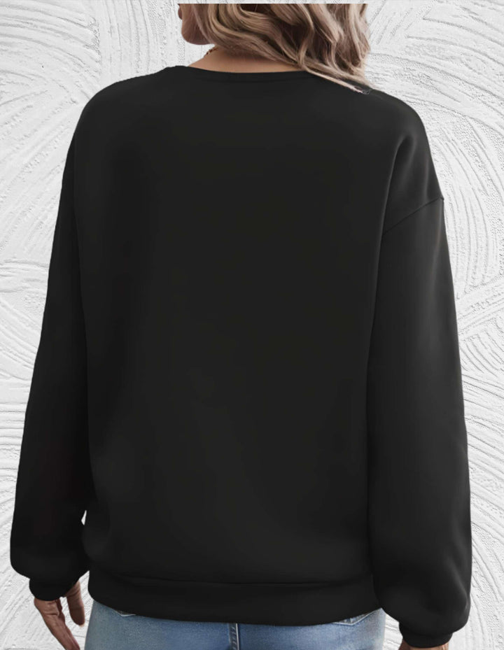 Frau in schwarzem Pullover, Rückansicht, lässig, modisch, Damenbekleidung, Herbstmode.