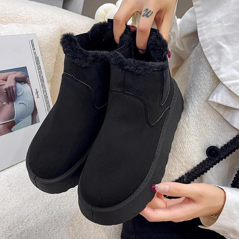 Schwarze Damen-Stiefeletten mit Fellfutter, warm und bequem, ideal für den Winter.