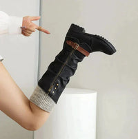 Schwarze Damenstiefel mit braunem Riemen, Reißverschluss, hoher Schaft, modisch, bequem.