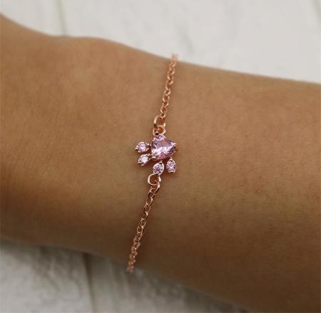 Rosa Armband mit Herzanhänger, zarte Kette, Damen-Schmuck, modisches Accessoire.