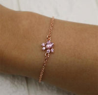 Rosa Armband mit Herzanhänger, zarte Kette, Damen-Schmuck, modisches Accessoire.