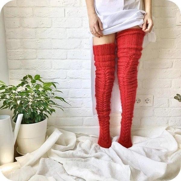 Rote, hohe, gestrickte Wollsocken, Damenmode, gemütlich, warm, stilvoll, Aveline, Luca Norelli.