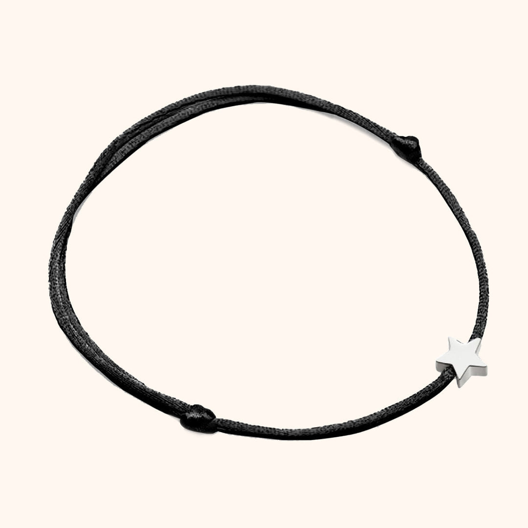 Schwarzes Armband mit silbernem Sternanhänger, verstellbar, modisches Accessoire.